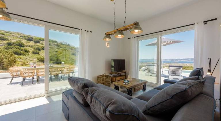 Villa with hot tub & pool | Pets allowed — photo 2