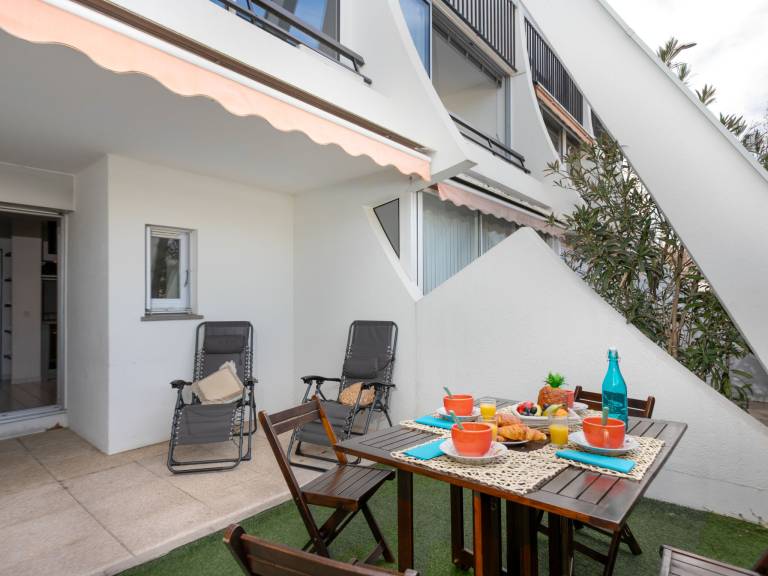 Apartment with yard, pool & terrace — photo 2