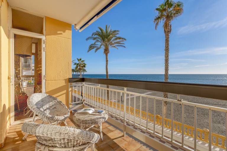 Apartment 'Primera Linea De Playa' with Sea View, Wi-Fi and Air Conditioning — photo 3