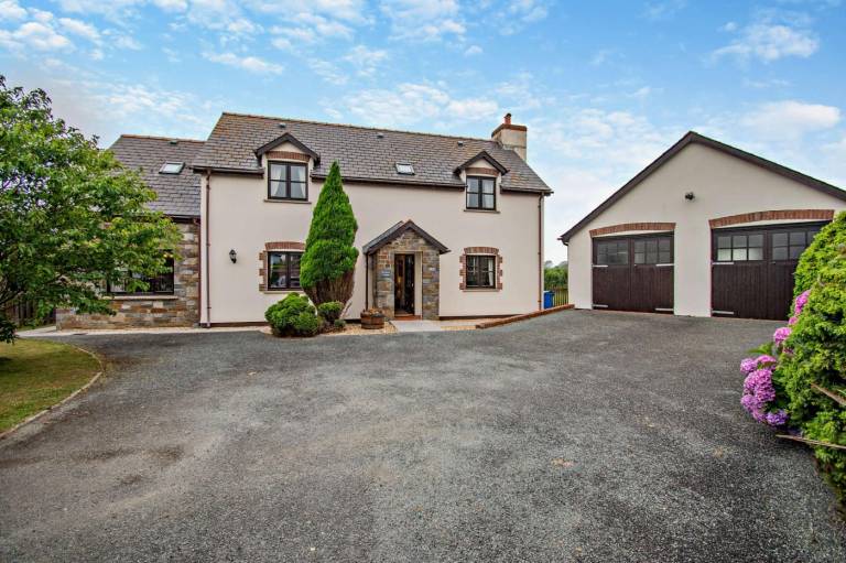 Fully equipped cottage with barbecue & yard | Pets are welcome in Tenby