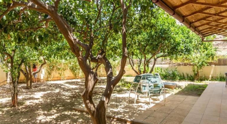 House with patio, BBQ & yard — photo 3
