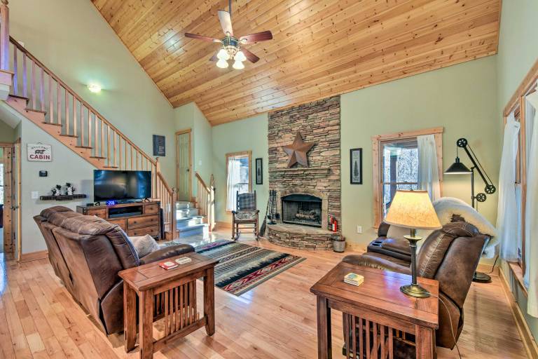 Hot Tub & Hikes: Dahlonega Cabin - 4 Mi to Town! — photo 4