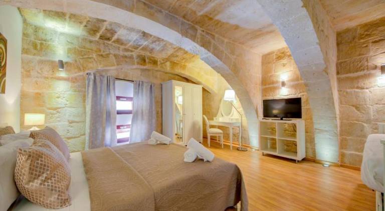 Ample villa with pool & jacuzzi | Near Lower Barrakka Gardens | Pets allowed — photo 2