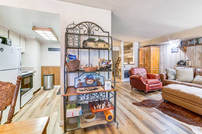Walk to Shops & Eats: Mammoth Lakes Condo w/ Pool — photo 5