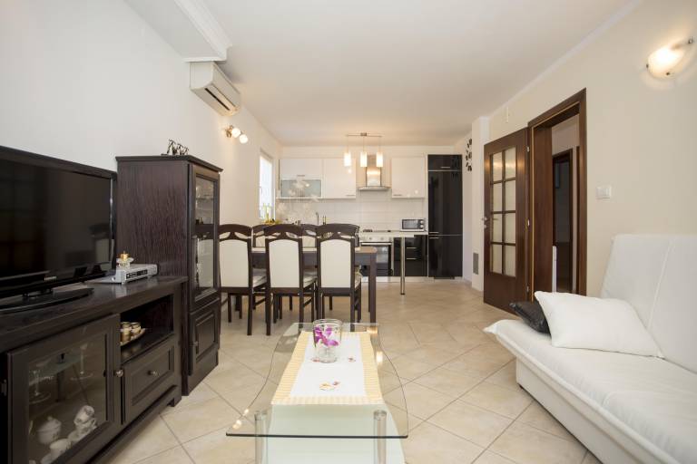Apartment with patio, yard & fast internet | Pet-friendly — photo 4