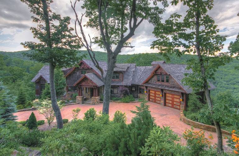 6,400SF Mtn Home, Views, Pool Table, Outdoor Fireplace, Near Downtown Boone, Pet Friendly in Boone, NC