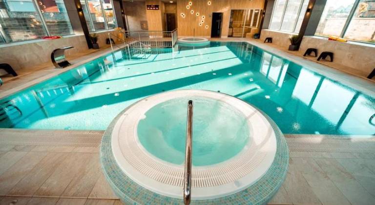 Family-oriented lovely holiday apartment with private pool, patio & hot tub | Close to the beach | Dogs allowed — photo 4