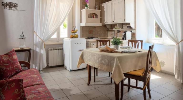 Vacation home with terrace, garden & jacuzzi — photo 4