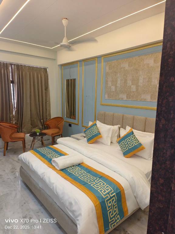 Hotel Indore Palace in Rahata