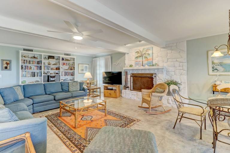 DOG FRIENDLY - Oceanfront Beach House with deck and easy walk to beach — photo 4