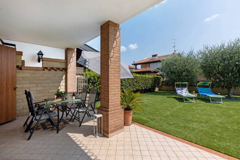 Family-friendly rental apartment with fast internet, private pool & yard | Garden view | Dogs allowed — photo 2