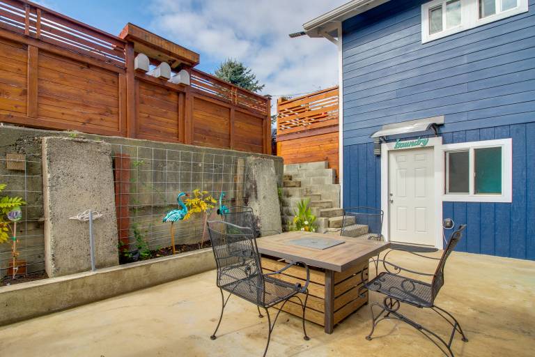 1 Mi to Dtwn Coos Bay: Sleek Apt w/ Deck & Views! — photo 2