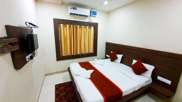Sea Beach Side Hotel Goroomgo Sea Queen Puri with Premium Room — photo 4