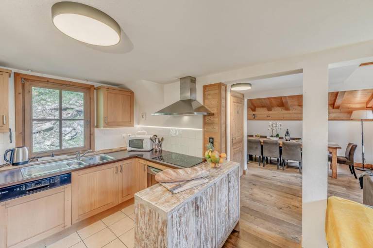 Chalet, view ski slopes, terrace, balcony, fireplace or stove, tv, ski locker, 129m², Tignes — photo 3