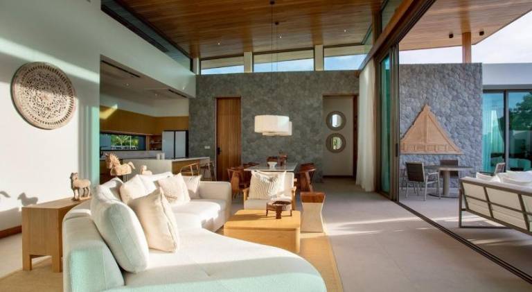 Villa with pool — photo 4