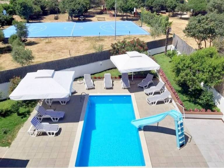 Vacation home with yard, barbeque & private pool | Nature view — photo 2