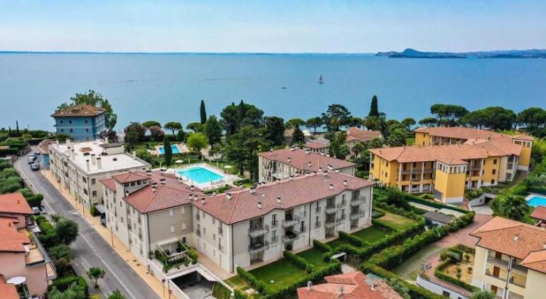 Wonderful apartment with pool | Next to the beach | Pets allowed in Gardone Riviera