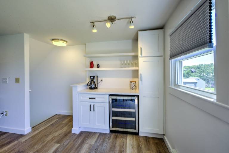 House with patio & grill | Water view — photo 5