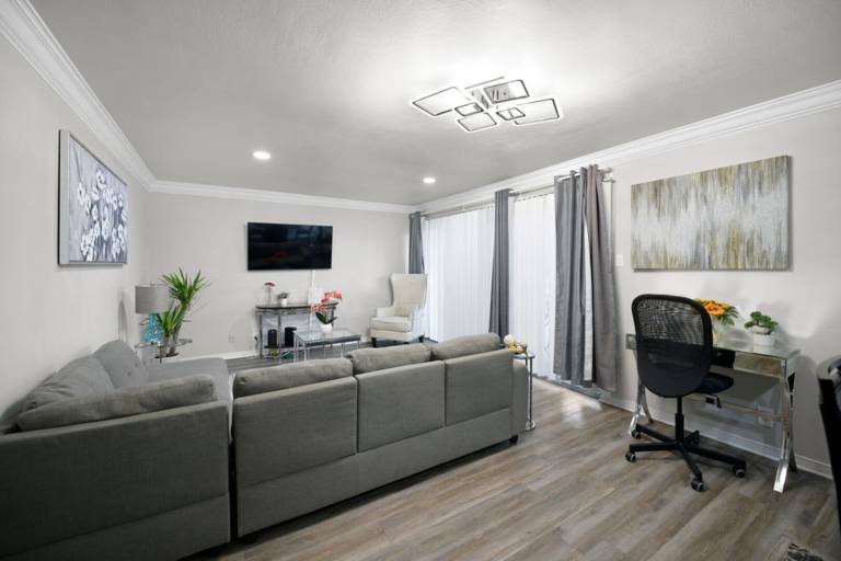 Apartment with pool — photo 2