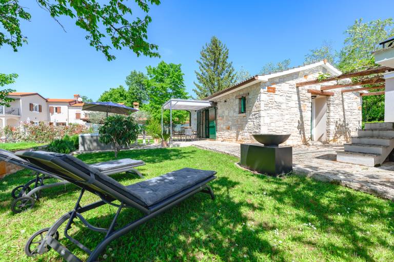 Children-friendly charming vacation home with patio, BBQ & hot tub | Pets are welcome in Porec