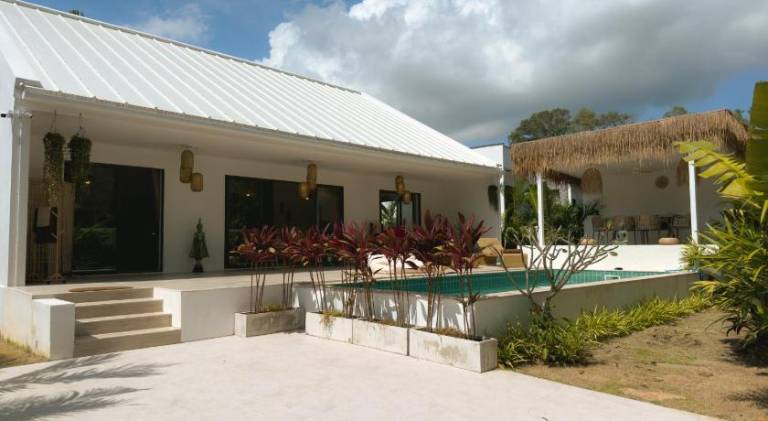 Villa with barbecue, yard & patio — photo 5