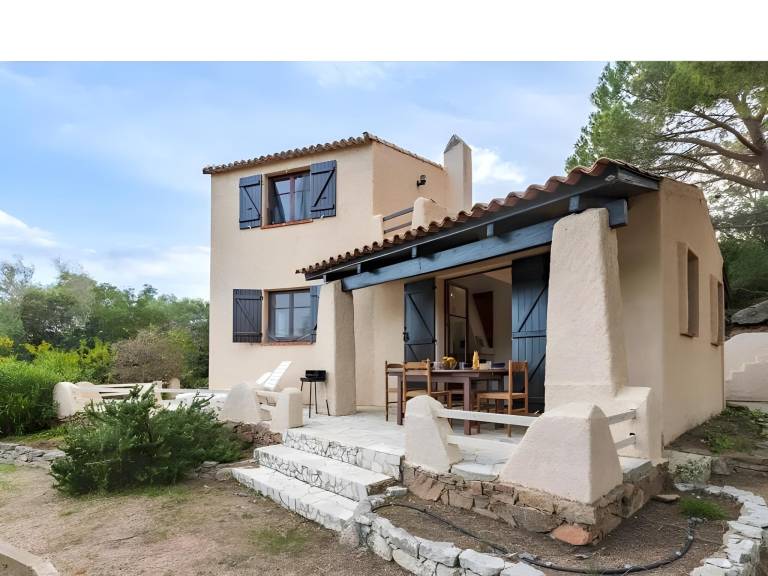 Pleasant vacation home with terrace & yard | Pets allowed in Bonifacio