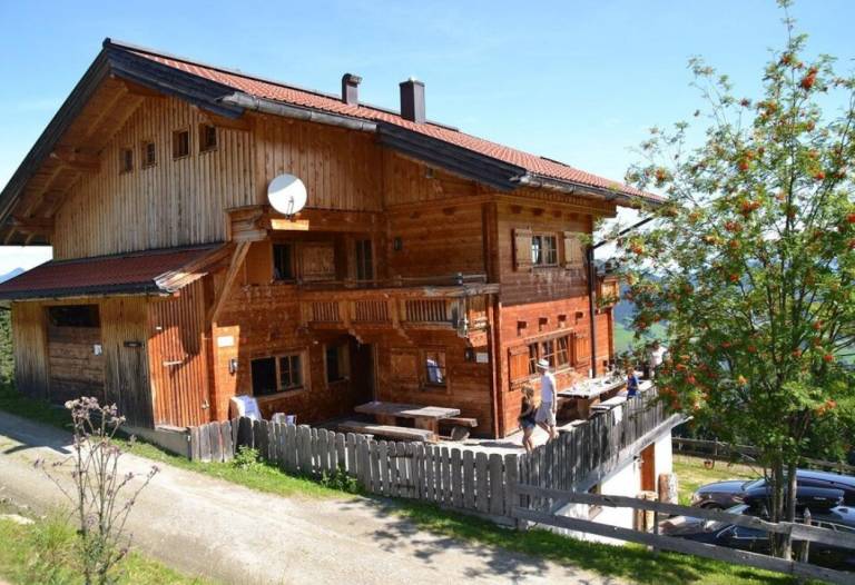 Family-friendly charming vacation home with patio | Mountain view | Close to the ski | Pets are welcome — photo 2