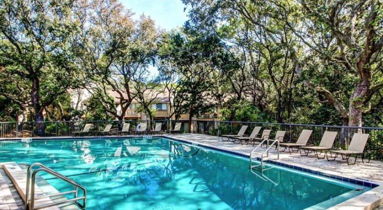 Dog-friendly oceanfront getaway with shared pool & central AC — photo 4