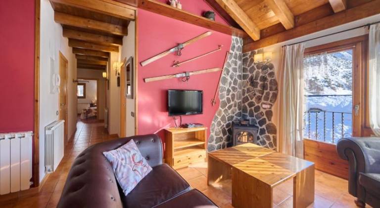 Apartment with patio & hot tub | Perfect for remote work — photo 2