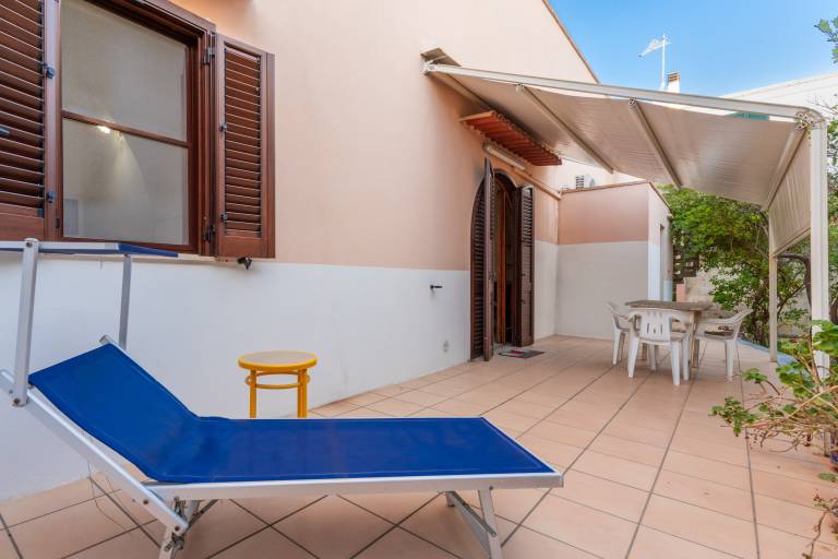 House with yard, terrace & grill | Garden view in Alezio