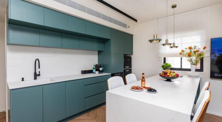 Serviced apartment with yard | Near Carmel Market — photo 4