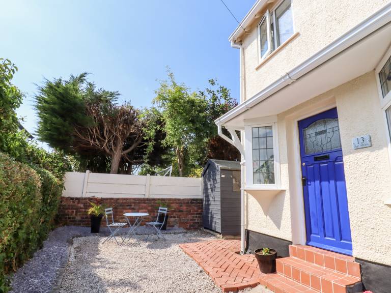 Cottage with yard | Beach view — photo 3