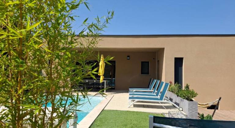 Villa with grill, garden & private pool | Perfect for remote work — photo 4