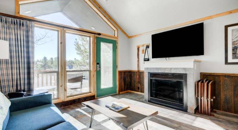 Lodge with pool — photo 2