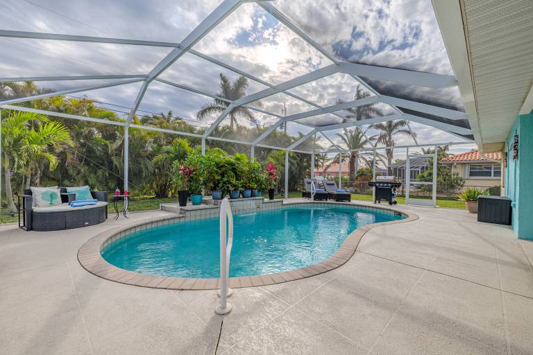 House with private pool, grill & yard in Cape Coral, FL