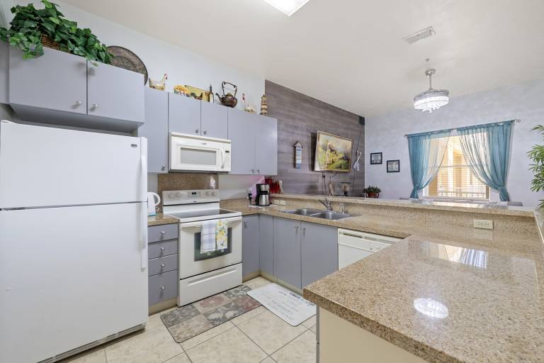 Family-friendly beautiful condo with patio, yard & private pool | Close to the beach | Pets are welcome — photo 4