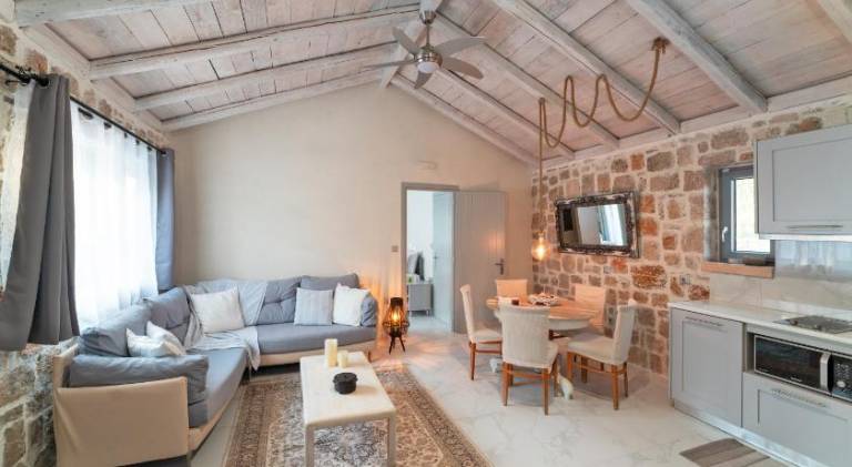 Vacation home with patio, barbeque & pool — photo 2