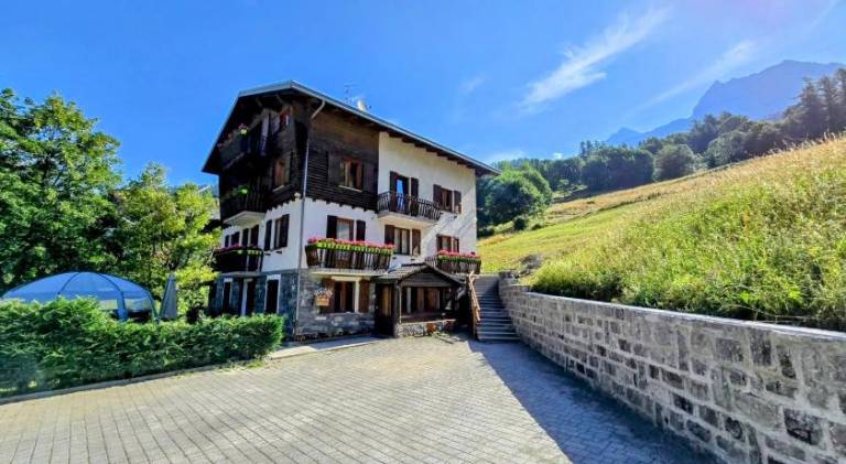 Holiday apartment with pool in Valtournenche