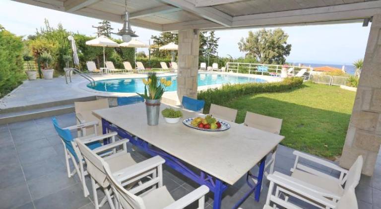 Villa with pool, yard & grill | Perfect for remote work — photo 3