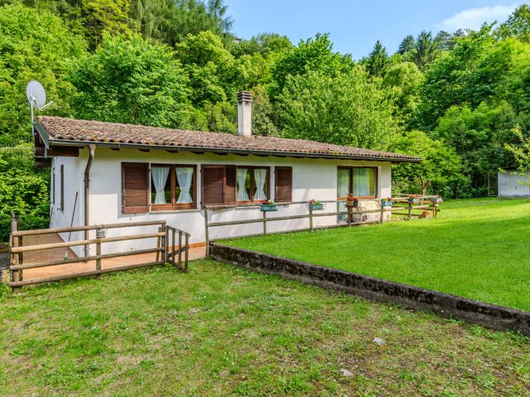 House with yard & patio | Nature view | Pets allowed — photo 2