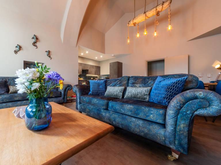 Family-friendly vacation home with terrace, yard & hot tub | Close to the beach | Pets are welcome — photo 3