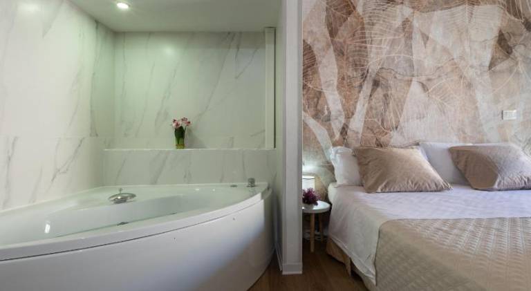 Holiday apartment with jacuzzi — photo 2