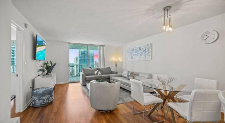 Apartment with jacuzzi & pool — photo 4