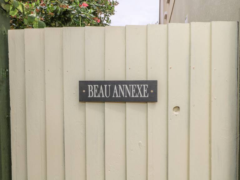 Cottage with yard | Beach view — photo 3