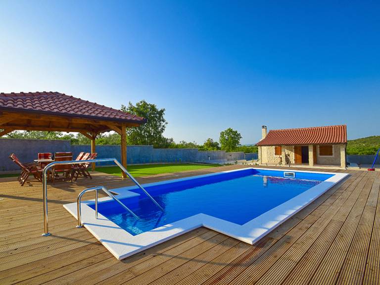 Vacation home with sauna, patio & yard — photo 3