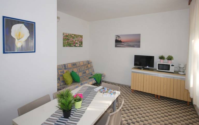 Villa with yard | Garden view — photo 3