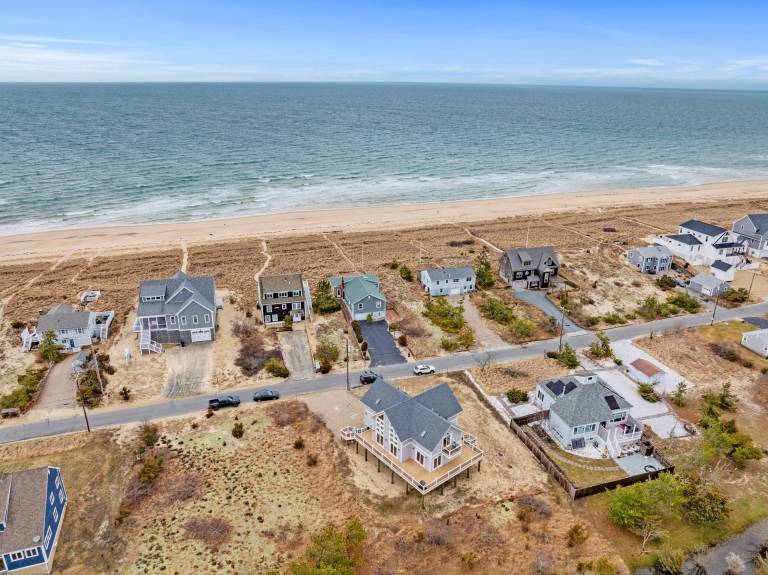 Across the street from Sagamore Beach & Dog Friendly in Massa