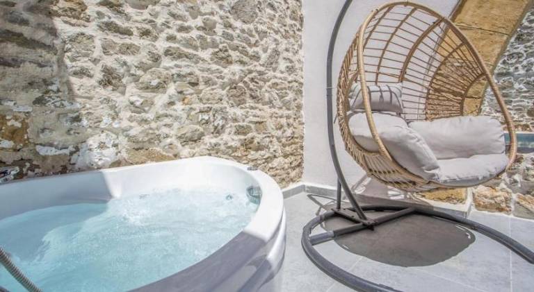 Wonderful house with private pool, hot tub & patio | Suitable for remote work | Dogs allowed — photo 3