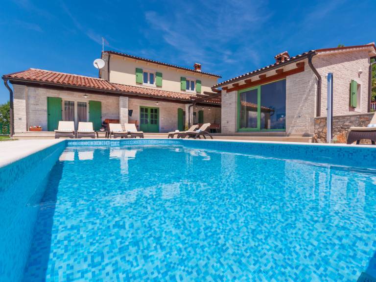 Children-friendly spacious rental with grill, pool & garden | Pool view | Pet-friendly — photo 3