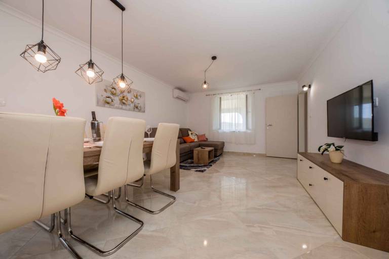 Rental apartment with BBQ, yard & terrace in Rab